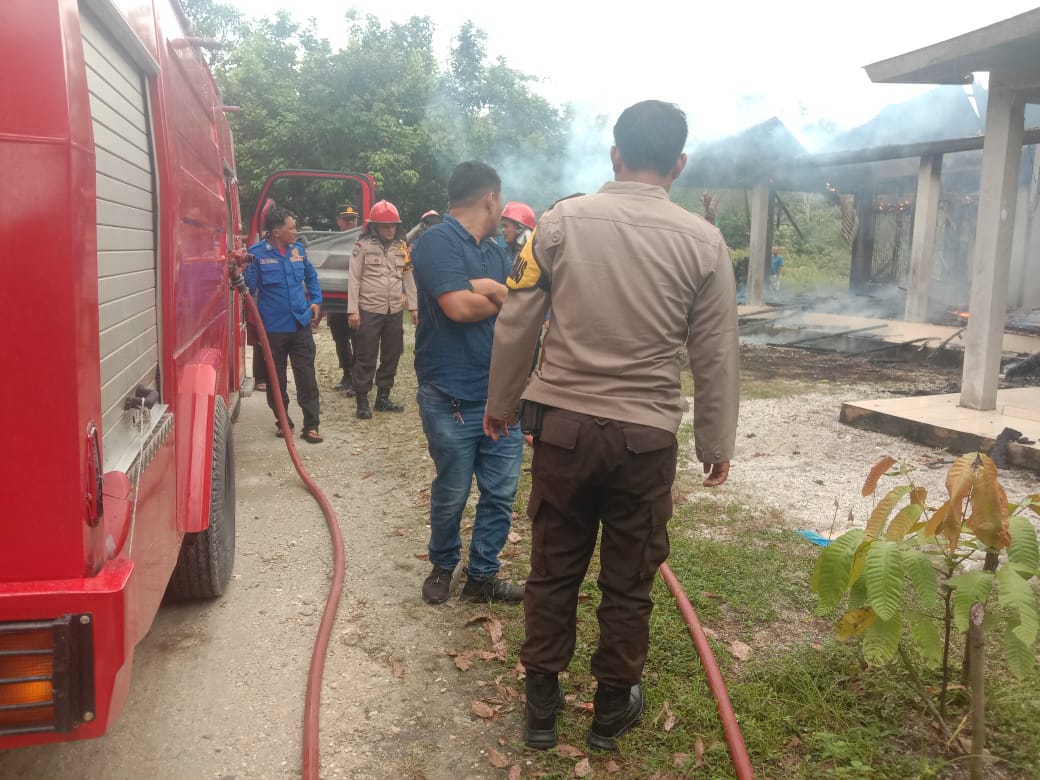 Rumah Warga Kualu Nenas Habis Terbakar, 2 Unit Mobil Damkar Diturunkan Untuk Padamkan Api